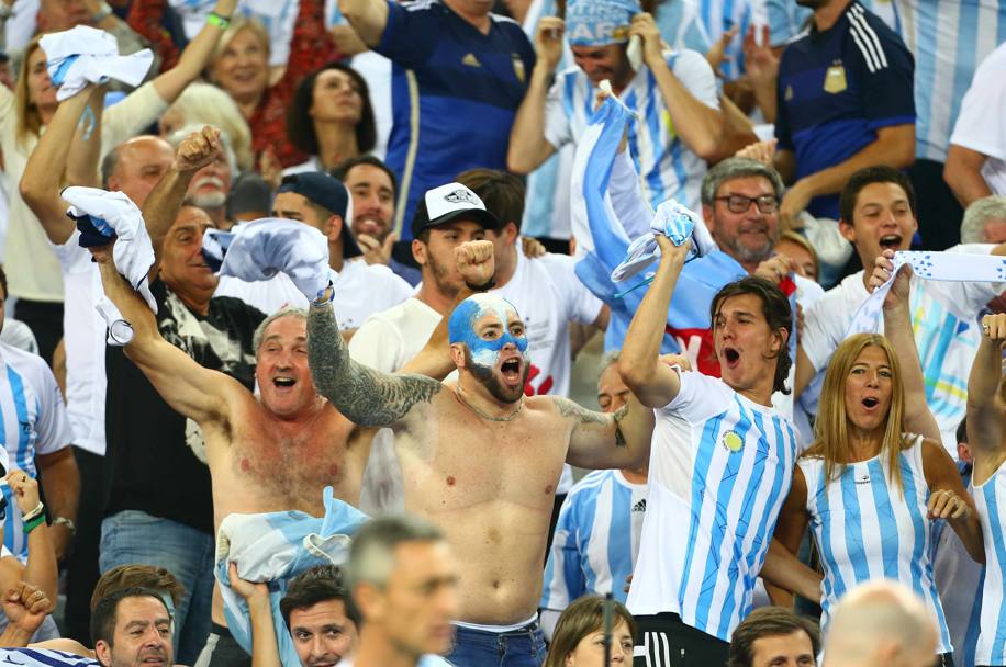 E in tribuna  iniziata la danza argentina. Un rumore di fondo travolgente lungo un giorno. Reuters
